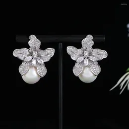 Kolczyki Dangle Trendy Pearl Sweety Romantic Five Petaled Flower Drop for Women Elegancki ślub Cubic Cydron E1160