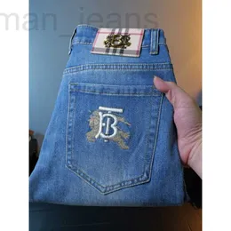 Herren-Jeans-Designer. Hochwertige europäische Herrenjeans, bestickt mit trendigem Marken-Elastik, schmale Passform, kleine Hose mit geradem Bein für lässige und vielseitige Herrenbekleidung ZLPW