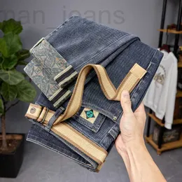 Jeans para hombres Jeans de diseñador para hombres 2023 Otoño e invierno Nuevos pantalones ajustados pequeños de pierna recta bordados y lavados Versión coreana Pantalones largos micro cónicos de moda 07TA