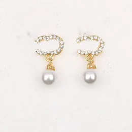 Boucles d'oreilles de créateurs de luxe Boucles d'oreilles de charme de perles pour femmes avec lettre de marque Stud Jeune style Bijoux Perle Cadeau d'anniversaire de mariage