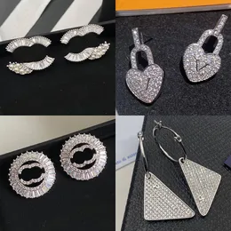 Tasarımcı Küpe Stud Luxury Women Moda Takı 18K Altın Kaplama Bakır Metal Kristal İnci Küpe Kadın Noel Hediyeleri Gelgit Tasarım