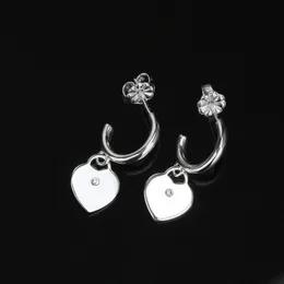 여성을위한 높은 디자이너 보석 Love Earrings S925 Silver Heart Diamond 브랜드 펜던트 귀는 새로운 정밀 패션 다목적 여성 귀걸이 오리지널 로고 TF