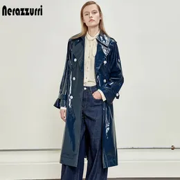 Kvinnorjackor Nerazzurri Spring Long Blue Reflective Patent Leather Trench Coat för kvinnor med lång raglanärm Sashes Watertproof Raincoat 231204