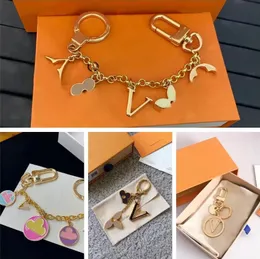  En iyi tasarımcılar anahtarlıklar elmas tasarımcılar ile mektuplar anahtarlık üst araba anahtar zinciri kadınlar toka takı anahtarlık çantaları kolye enfes hediye kutu