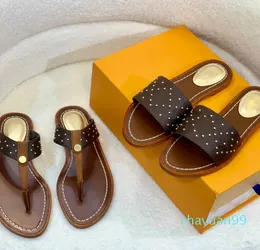 Luxus-Marken-Designer-Hausschuhe rutschen Tanga-Sandalen aus braunem Leder mit Buchstaben, Damen-Slipper, Herren-Rutschen am Wasser, Nieten, Strand-Hausschuhe