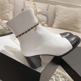 Neueste Marken Luxusdesignerinnen Frauen kurze Stiefel runde Zehen klobige Ferse Top-Qualität Natur Leder Metallkette Patchwork mit mittlerer Kälte Fashion Chelsea Boots weiblich