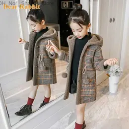 Down Coat 2023 Fashion Design Autumn Winter Parka Girl Hairy Clothes Long Woolen Coat för barn Ytterkläder Grid Mönster vadderade varma kläder Q231205