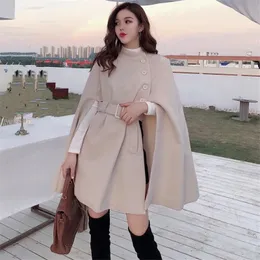 Sciarpe 2023 Autunno di alta qualità panno di lana scialle mantello poncho con cintura da donna di media lunghezza coreano senza maniche casual cappotti da donna 231204