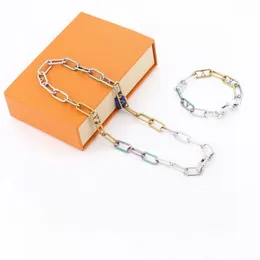 Europa América Conjuntos de joyería de moda Hombres Oro Plata Color del arco iris Hardware Grabado V Letra Firma Cadena Collar Pulsera M8258Z