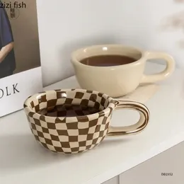 Garrafas de água irregular xadrez xícara de café copos de cerâmica leite chá caneca da tarde drinkware canecas 231205