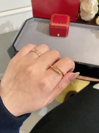 Anello di design di lusso anello per chiodo sottile anello di diamanti di alta qualità per donna elettroplante 18k classico oro rosa premium con scatola