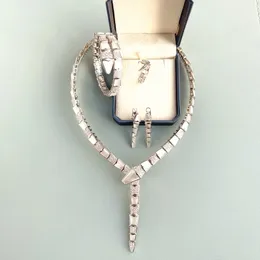 Designer de moda estilo conjuntos de jóias senhora mulheres configuração diamante branco mãe de pérola banhado a ouro forma de cobra corrente larga jantar colar anel brincos pulseira