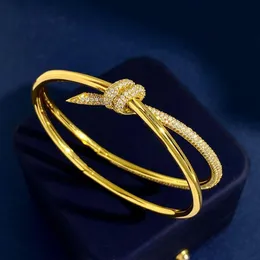 Ny designad Bangle Armband Knut Rope Full Diamonds Pendant Charm Ladies Luxurious Knotted Cross Diamond Knot Women's Chain 265r