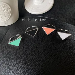 Anello aperto a triangolo in metallo a 4 colori con timbro Anelli per dito con lettera da donna Accessori per gioielli di moda di alta qualità255A