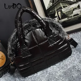 イブニングバッグLucdo Brand Luxury Handbag Winter Woman Warm Space Cotton Shell Bagsデザイナーラビットファーバッグレディースショルダーバッグ231205