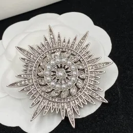 Marchio di design di lusso argento pieno di diamanti tempestato di perle lettera spilla fascino matrimonio regalo di nozze festa di Natale