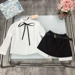 Marke Mädchenanzüge Designer-Baby-Trainingsanzug Größe 100-150 Einreihiges Revershemd Unregelmäßiger kurzer Rock mit Gürtel 5. Dezember
