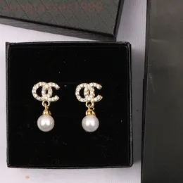 Z8 핫 판매 18K Gilded 925 Silver Luxury 브랜드 디자이너 Letter Geometry 유명한 여성 원형 Crystal Diamond Pearl Earrings Wedding Party