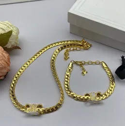 Övre hösten Snake Bone Chain Design Engelska bokstäver förfinade och enkla högkvalitativa klubbkedjor för kvinnor