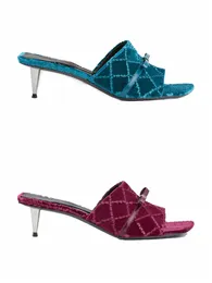 Środkowe slajdy damskie sandały 2024SS Women Designer Square Tose Velvet Sandal z patentową skórzaną łuk