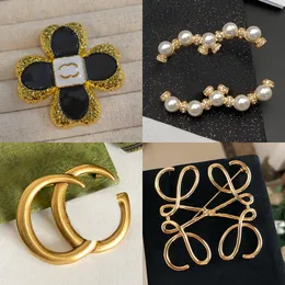 Marka uliczna dziewczyna wytłaczona broszka luksus 18K Gold Srebrna miedziana broszka na imprezę Prezentacja klapy broszka projektant unisex broszka broszka wiosenna moda na Boże Narodzenie prezent świąteczny