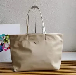 حقائب تسوق مصممة العلامات التجارية Women Triangle Label Label Proof Leisure Bag Bag كبيرة السعة نايلون الأم حمل P2301206