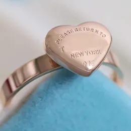 anel de banda de aço inoxidável com formato de coração e design de palavras em três cores banhado para presente de joias de casamento feminino tem bolsa de veludo com carimbo