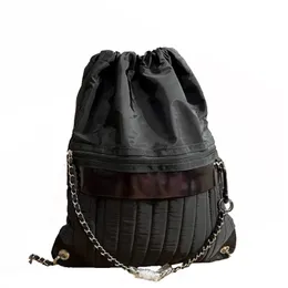Famoso designer francês de cor sólida mochila feminina 23 nova moda clássica nylon emenda couro genuíno bolsa com cordão letras duplas bolsa balde de alta qualidade