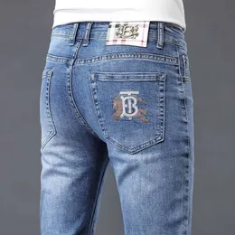 2023 otoño nuevos pantalones vaqueros para hombres Slim Fit pequeño recto elástico Mediados de cintura marca de lujo Denim azul claro