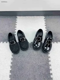 مصمم جديد للأطفال أحذية براءة اختراع جلد حذاء صغير الحذاء 26-35 مربع تغليف الفتاة بوي فستان شعار الطباعة