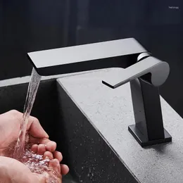 Banyo Lavabo Muslukları Torneira de Bacia Modernna Para Banheiro Unico Punho Güverte Montado Pia Torneiras Misturador Frio E Quente Guindaste