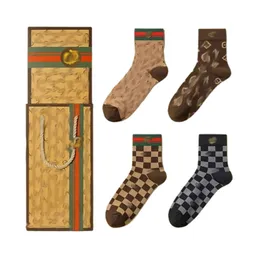 Toptan Erkek ve Kadın Tasarımcı Çorapları Yeni Pamuk Çoraplar Mektup Baskılı İpek Çoraplar Hip Hop Lüks Marka Spor SOCKS Moda Trendi Rahat 4 Pair Nn5