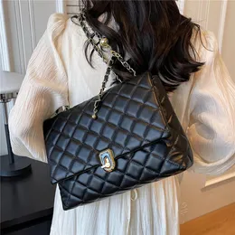 Abendtaschen Burminsa Quilted Große Kette Schulter für Frauen 2023 Luxus Designer Crossbody PU Leder Damen Handtaschen Schwarz Weiß 231206