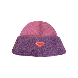Gorro feminino outono e inverno bloco de cor doce chapéu de malha triângulo etiqueta carta impressão designer gorros quentes