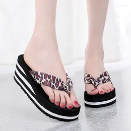 Chinelos de borracha flip flops em uma cunha sapatos planos femininos mulheres verão plataforma slides mules massagem havaiana alta leopardo