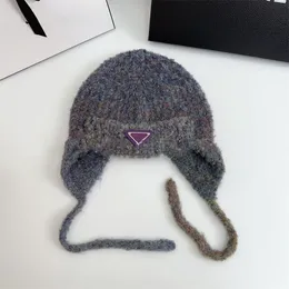 Cappello da cacciatore di lusso di design cappelli invernali design della moda cappelli paraorecchie berretto di peluche triangolo invertito Logo P lettera jacquard cappello teschio caldo per donne ragazze