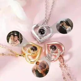 Charms Anpassad PO Projection Zircon Heart Pendant Necklace For Lover Jewelry Memory Present Anpassad Peach Peach Heart Collar Chain 231204