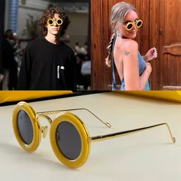 Óculos de sol com armação de metal curvado, pernas finas de metal dourado 40094U, armação redonda de acetato frontal, casual e fofa, multicolorida, hastes Lunettes de soleil com assinatura de carta