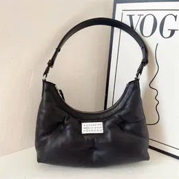 Luxurys äkta läder crossbody underarm väska klassisk tjej kvinnor margiela koppling croissant designer väskor mode totes mens lady handväska och handväska axelväska