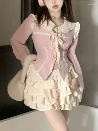 Arbetsklänningar kawaii 2 bit set kjol flickor japansk stil rosa söta toppar avslappnad smal mini tårta mode lolita klädkvinna 2023