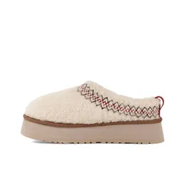 2024 Designer Tuts fluffiga tofflor stövlar för kvinnor som bär kvinnor Luxury Winter Slipper Lamb Fur One Platform uggit skor med förhöjda bullehuvud tofflor