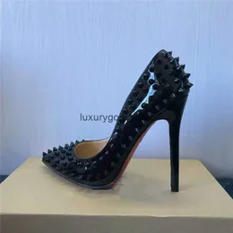 Moda personalidade temperamento nude couro patente rebitado saltos pontudos sapatos de casamento de couro feminino bomba stilettos