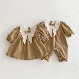 Set di abbigliamento Angoubebe 555S200 Set di vestiti pagliaccetto con collo quadrato per neonata all'ingrosso