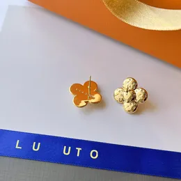 Projektantka Marka Słoneflower Kolczyki 18K Gold Butique Butique Kolczyki Wysokiej jakości luksusowe biżuterię urodzinową ślub Nowe małe damskie kolczyki z pudełkiem