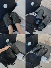 Ladies Slides Kapciele Mullers Designer skórzane mokasyny Stylowe haftowane obcasy Wygodne platforma pojedyncze buty Rozmiar 35-40 z pudełkiem