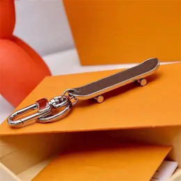 Marken-Skateboard-Schlüsselanhänger, Edelstahl, kreativ gestalteter Schlüsselanhänger, braun-schwarzer Anhänger, Zubehör mit Box 949A227v
