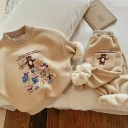Комплекты одежды Зимний плюшевый теплый детский свитер 2023 года с милым медведем для девочек и мальчиков, толстый свитер с мультяшным принтом, штаны, 2 предмета, повседневная детская одежда 231207