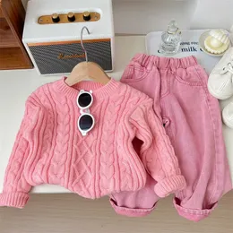 Set di abbigliamento Abito primaverile coreano per ragazze Camicia in maglia rosa Maglione Pantaloni rosa Autunno Set in due pezzi Abiti sopra e sotto 231207