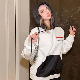 23SS Sonbahar Yeni P Ailesi Tatlı Güzellik Elbise Kırmızı Çizgili Uzun Kollu Hoodie Modaya ve Çok Yönlü Cep Kauçuk Çizgili Kazak Modeli