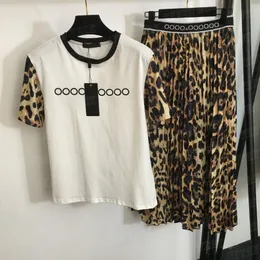 Letter Printed T Shirts Tops Leopard Print Pleated kjolar Casual Suits For Women Designer Tees High midjeklänning Fashion Tvåbit